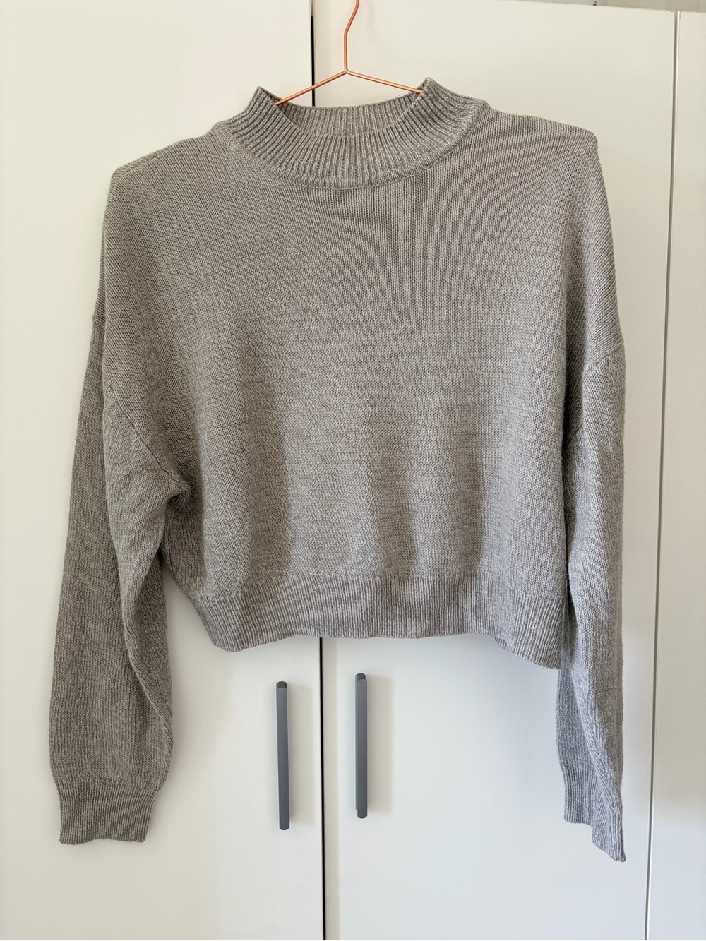 H&M Light Gray Crewneck Cropped Sweater
